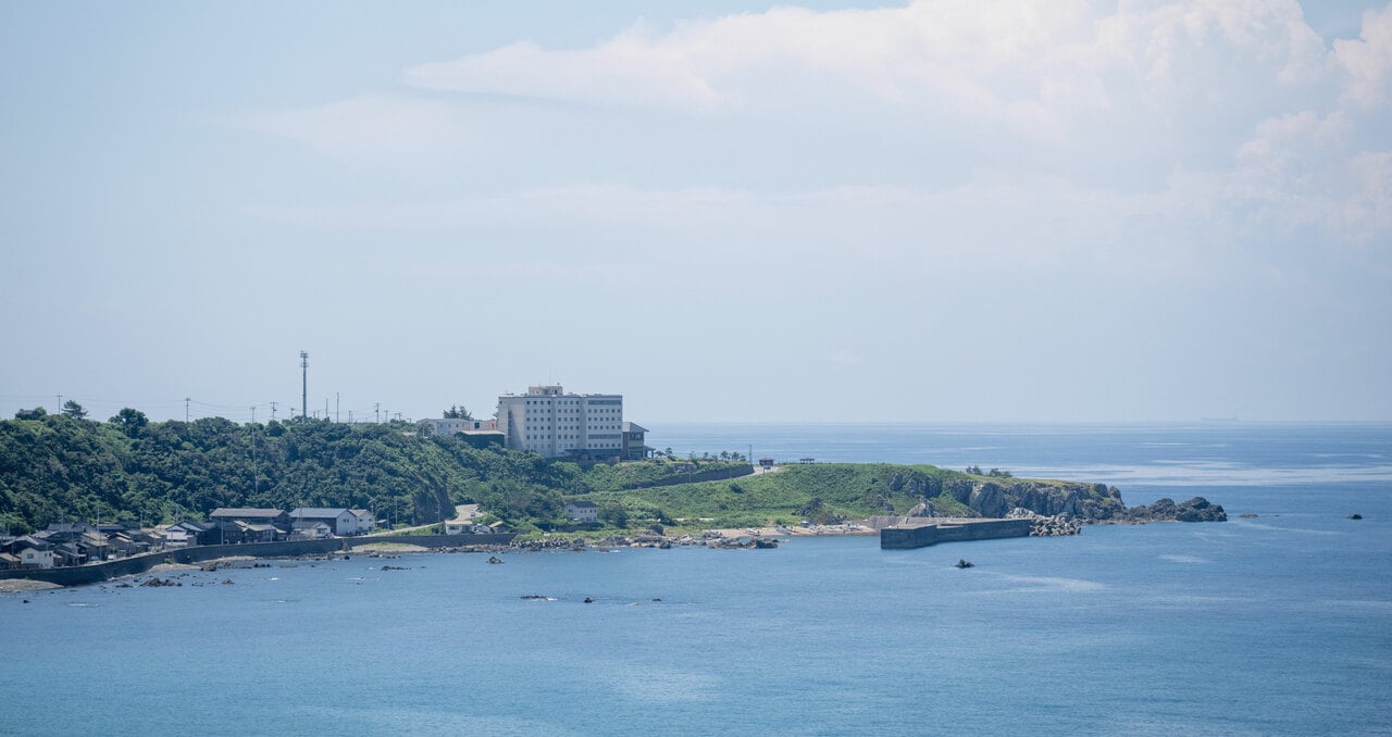 段丘をいかしてつくられた鉱山町には坂道が多く、見晴らしのよい風景と出合うことも。