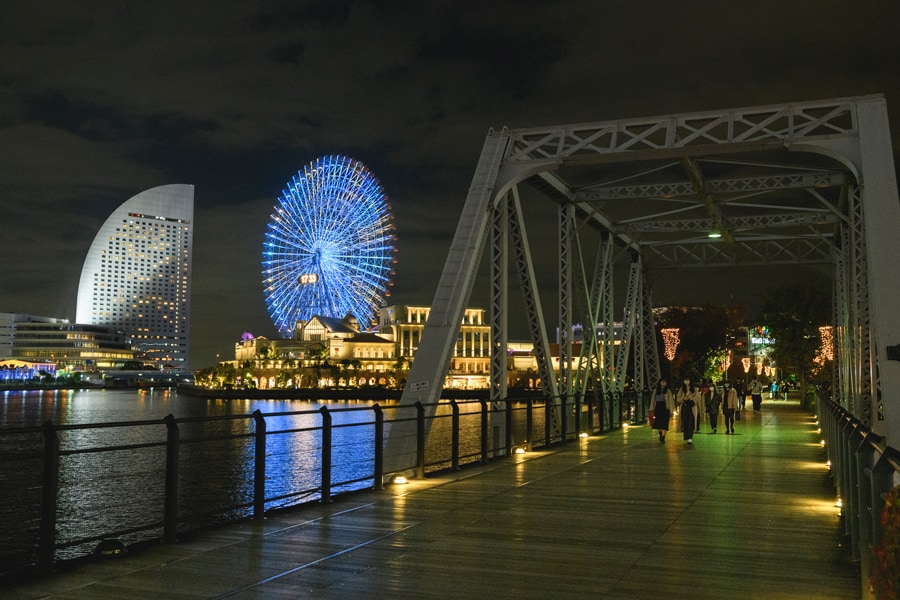 明治の頃のトラス橋とみなとみらいのイルミネーション。横浜の時の流れをたどるような光景。