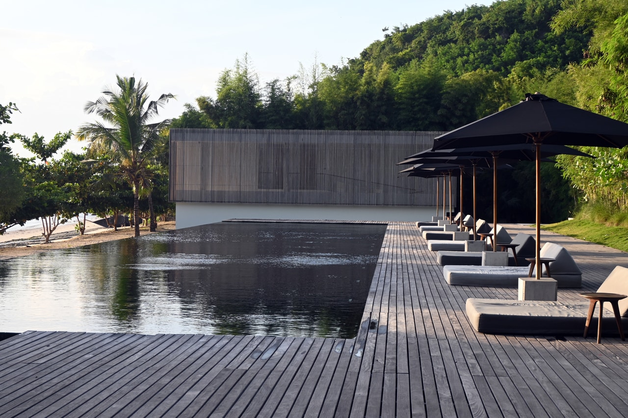 イニット・ロンボクのアイコン的な全長35mのインフィニティプール。水平線と水面が重なるデザイン。