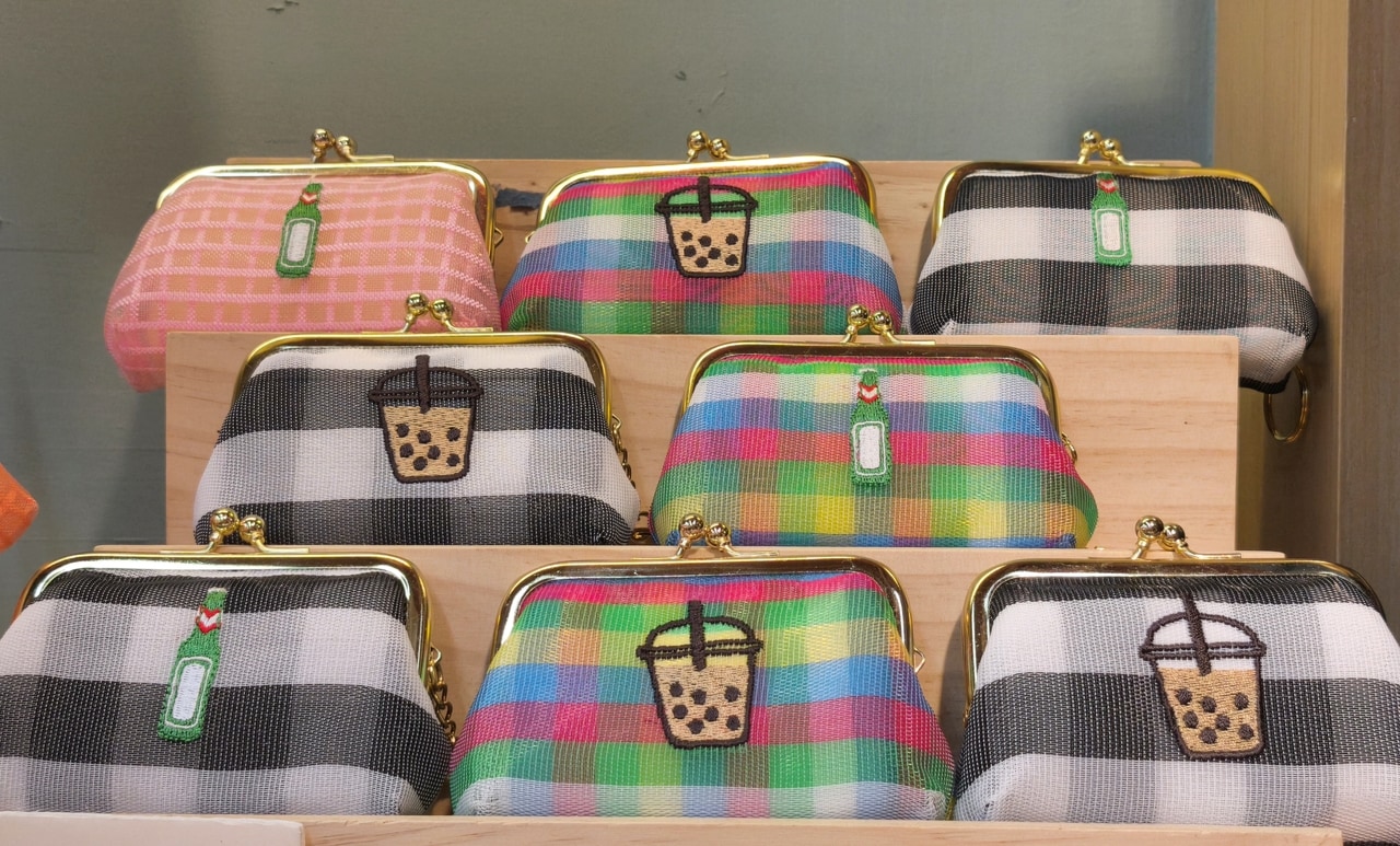 がま口の柄も種類が豊富。そのほか、蛍光色の生地を用いたものもあります。