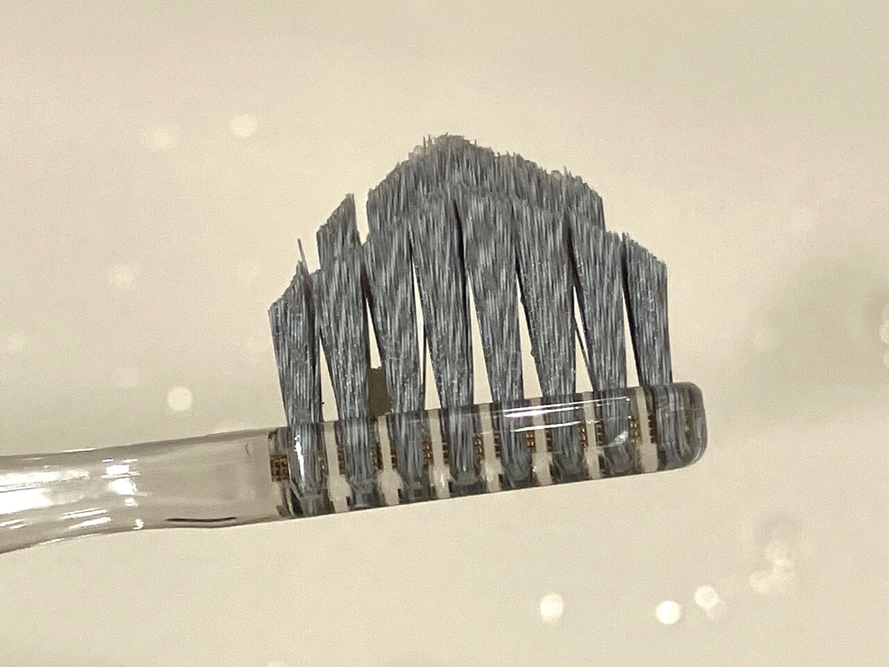 横から見たら、中央が最も高く突出している山型のブラシ。さらに、上から見ると、長さの短い毛が長い毛をはさんでいて、突出した部分をすき間に当てた時に、周囲の歯にもきちんとブラシが当たる構造。