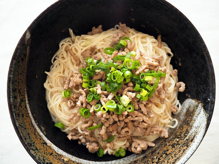 シンプルに、醤油、塩こしょうで味付けしたひき肉と青ネギをトッピング。このトッピングが大正解でした！