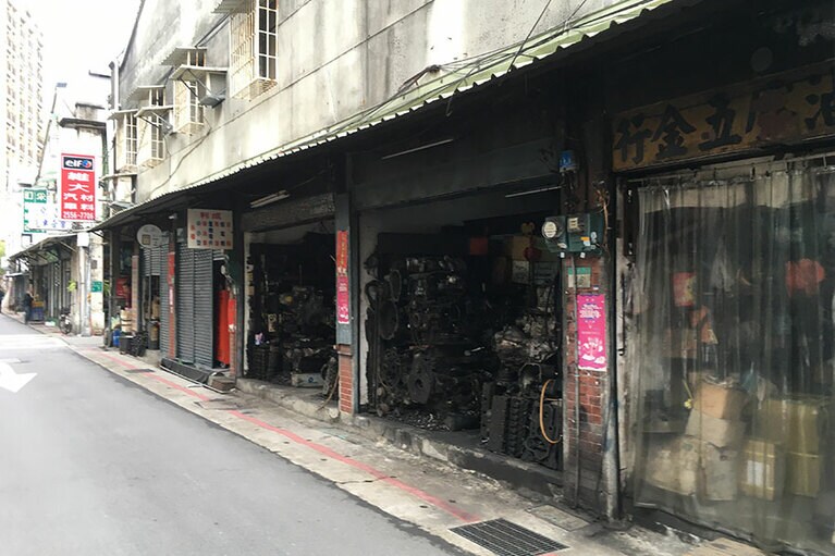 むき出しのパーツや油の匂いでワイルドな雰囲気が漂う赤峰街のメインストリート。