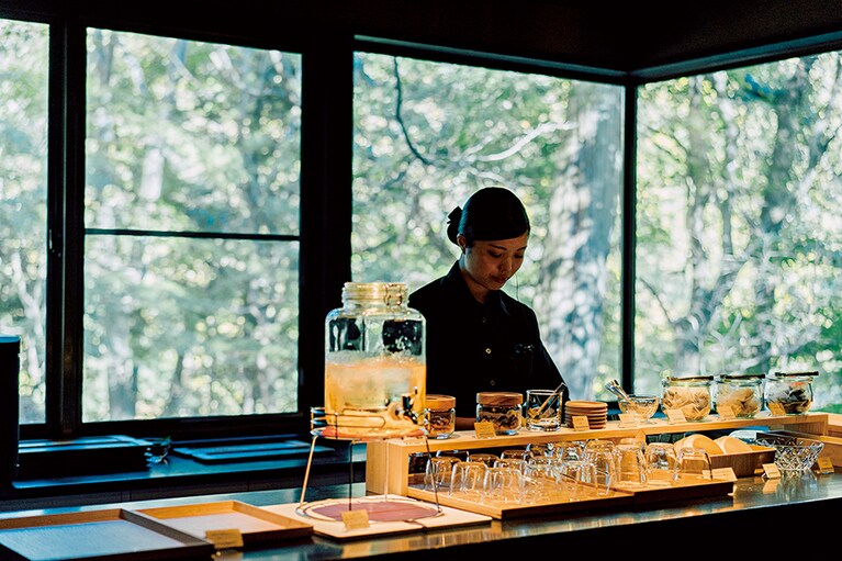 【渓谷に佇む隠れ宿 峡泉】飲み物やスナックを自由にいただける、ラウンジのカウンター。Photo: Yukihiro Shinohara
