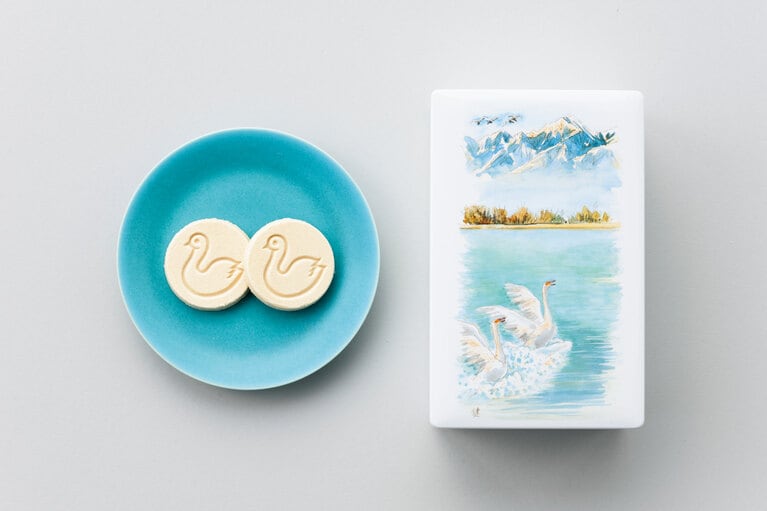 【石山蓮華さんのベストギフト】白鳥の湖 16枚入り 1,890円／開運堂