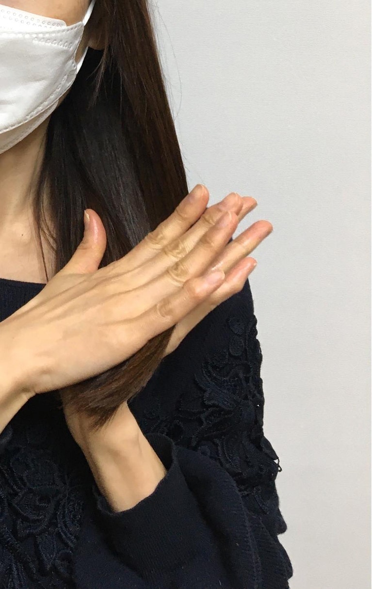 こんな風に手でなじませます。