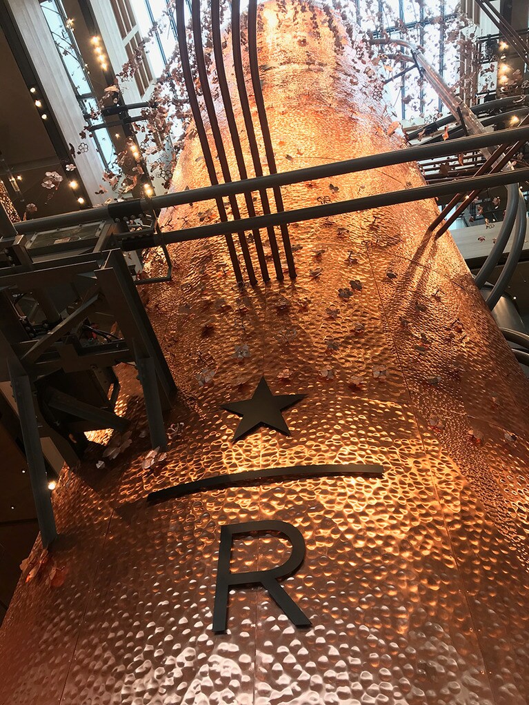 4階までの吹き抜けにドーンと存在する巨大なカッパーキャスク。2,100枚もの桜の花のモチーフは、槌目仕上げの121枚の銅板で仕上げられ、すべて職人の手作り。