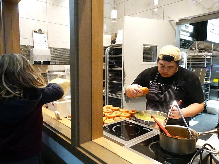 店内の揚げたてがそのまま店頭に並ぶ。