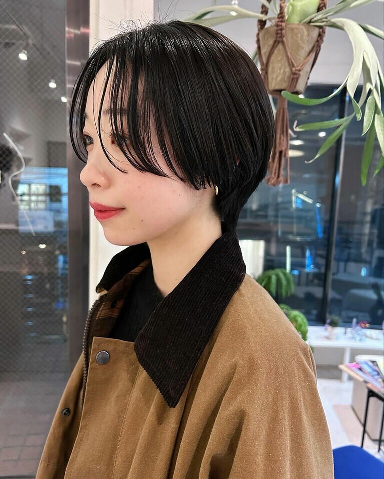 コロンと丸みのあるシルエットで「脱コンサバ」ショートレイヤー。
