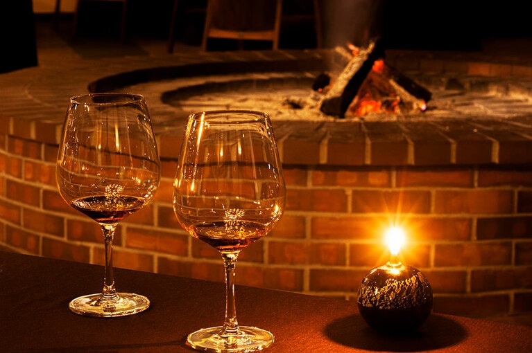 「ラウンジ 森の神話」では「りんごの薪薫るBar Time」と題して、りんごで作ったお酒を提供。2019年3月10日(日)まで。