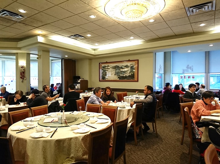 広い店内。本場に負けない質の高さを求めてお客さんが殺到。