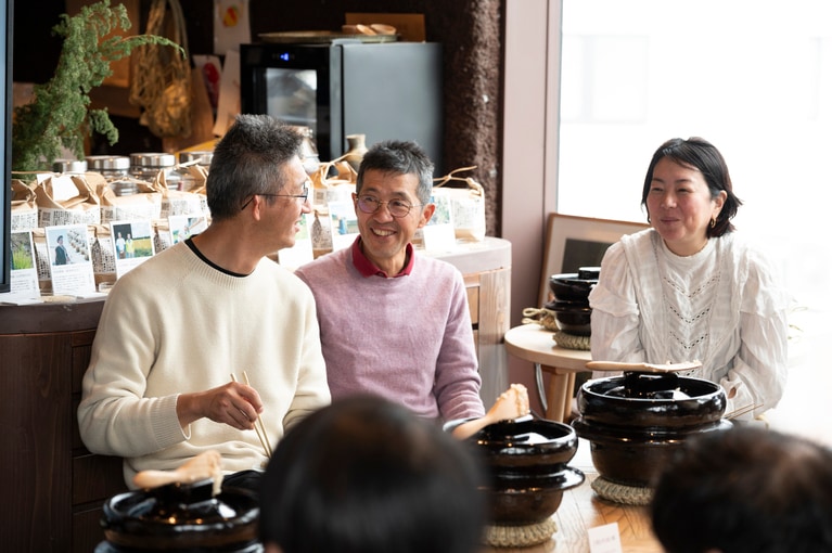 左から、荒生勘四郎農場の荒生さん、宮尾農園の宮尾さん、野村友里さん。