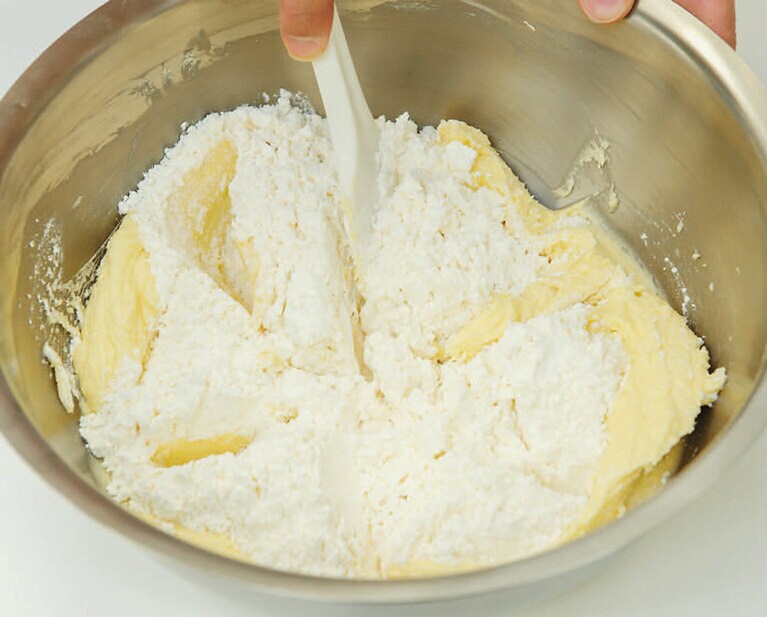 最初に切るように筋を入れると、全体にムラなく混ざります。