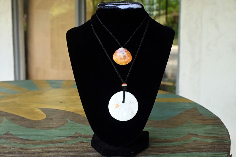 “スポンディルス”という希少な貝を使ったアクセサリーも。大100USドル、小75USドル。