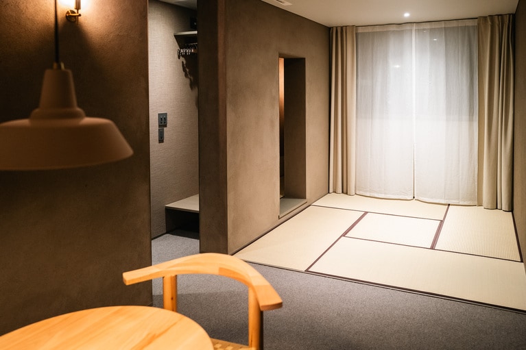 畳の左奥に見える縦長の入り口の先は瞑想スペースになっています。畳は阿賀野市でつくられた、い草100％のものを使用。