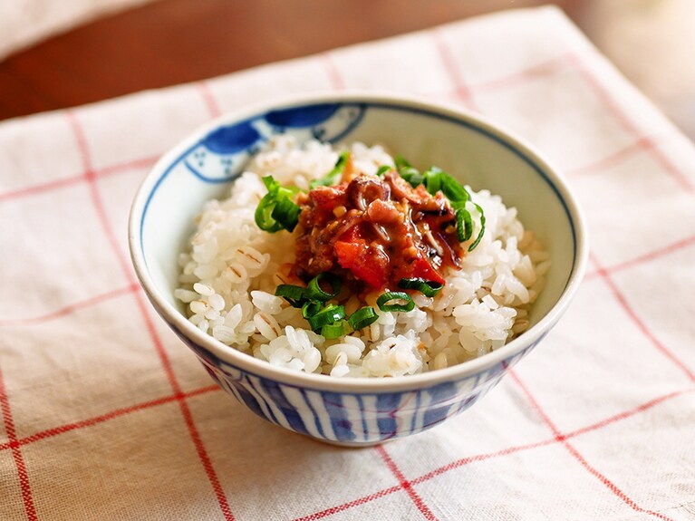 たたきホタルイカとトマト味噌のっけごはん。