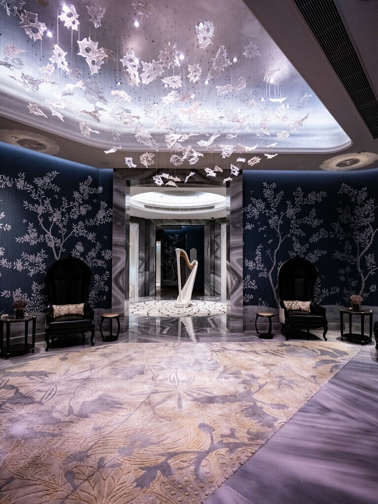 美しいスパ内。施術で使用する各ブランドのプロダクツも購入できます。