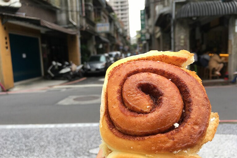 店内に席がない場合は、テイクアウトで外のベンチか近くの公園スペースなどで食べることも可能。