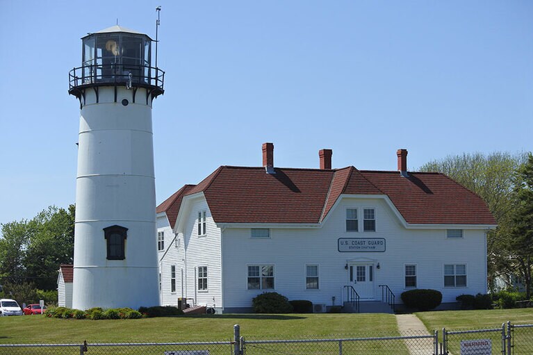 沿岸警備隊の脇に立つチャタム灯台。近くにリゾートエリアもあります。