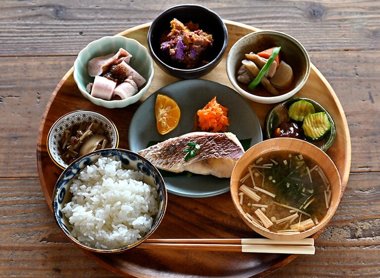 お肉かお魚のメインと3品のおばんざいが選べる“おばんざい定食” 2,000円（朝・昼のみ）。