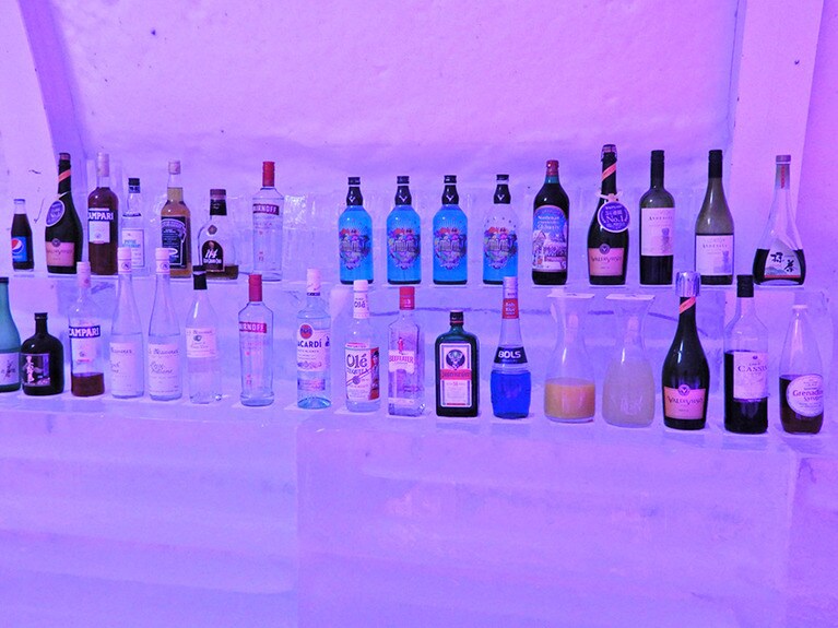 バーは、シャンデリアもボトルの並ぶ棚も氷。