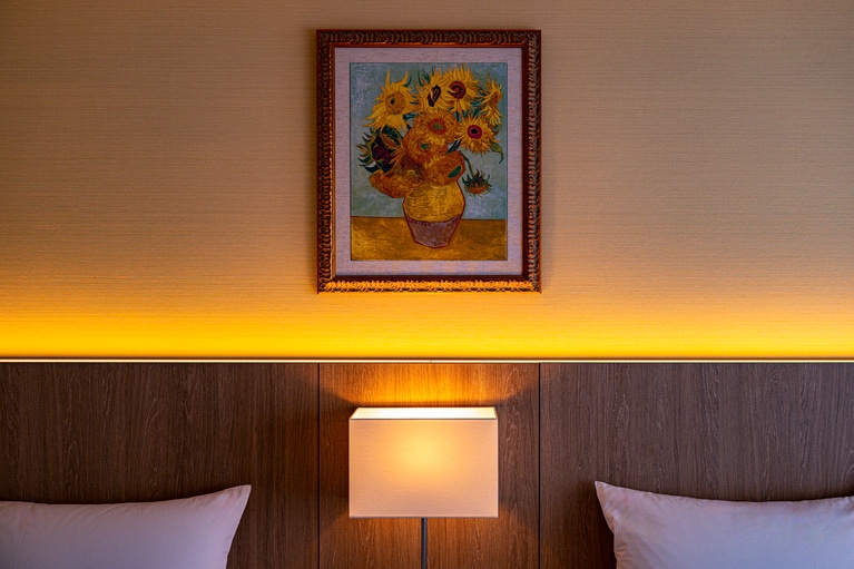 アートは大塚国際美術館の提供による陶板。作品は、部屋によって異なる。