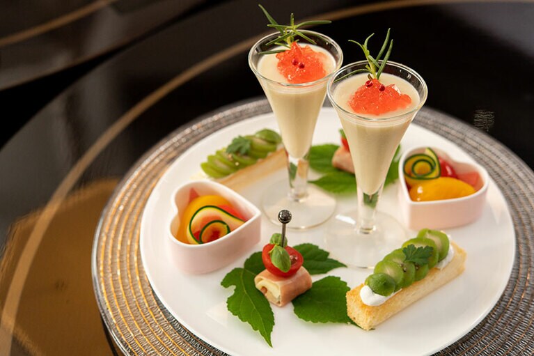 セイボリーも桃づくし。写真右手前は、珍しい若桃を使ったラスクサンド。