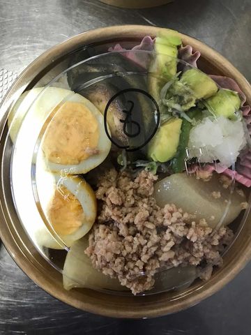 鶏そぼろと大根の煮物、アボカドとしらす和え、茹で卵（写真提供：武重美亜）