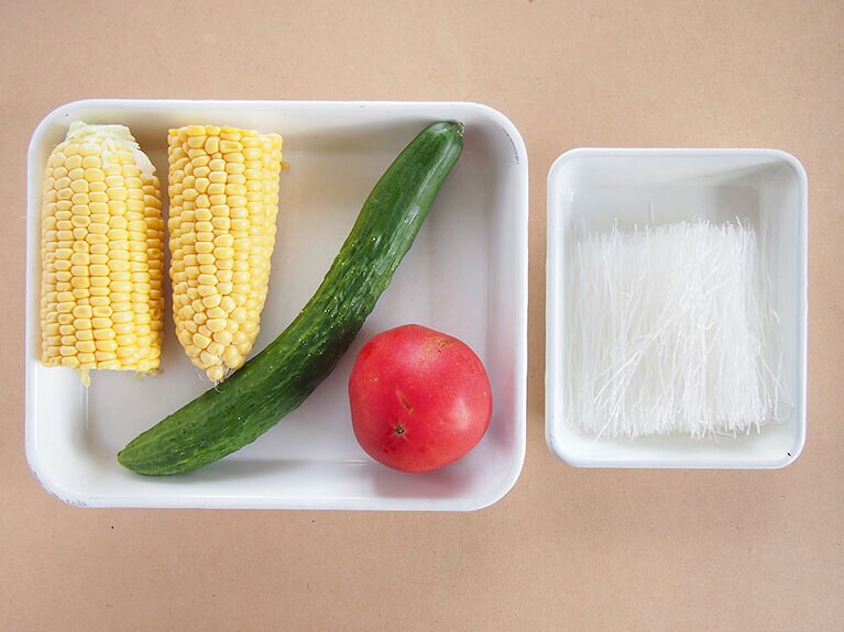 【材料(4人前)】きゅうり：1本／トウモロコシ：1本／生トマト：1個／緑豆春雨：20g／鶏がらスープ：小さじ1／水：800ml／塩：少々