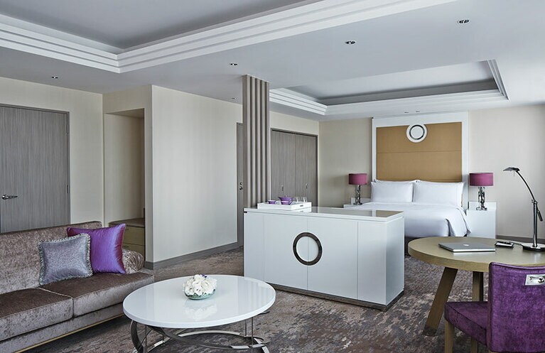 モダンなインテリアの客室。