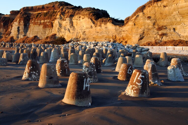 波のパワーを弱めるテトラポット。これを置いたことで自然界のバランスが崩れてしまうことに。