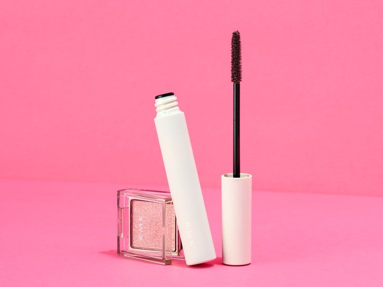 左：インフィニシェイド シングル アイシャドウ 16 3,080円（セット価格） 右：フェザー ウィスプ マスカラ 03 4,180円／ともにRMK Division 　初出：2025年4月29日