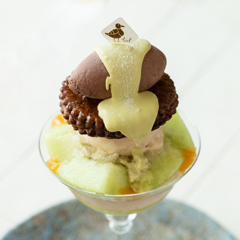 浅いグラスの中で作り上げられる世界。