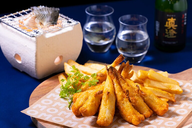 からっと揚げたフグ＆チップスとヒレ酒は相性抜群。