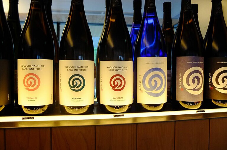 ［農口尚彦研究所］もちろんお酒の購入も可能です。ときには極めて貴重な一本に出会えることも。