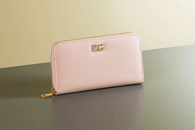 【ピンク×キラッキラロゴでテンションMAX】ジップアラウンドウォレット(W19.5×H11×D3cm)79,000円／DOLCE&GABBANA(ドルチェ＆ガッバーナ)