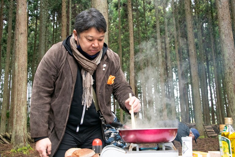 収穫仕立ての椎茸をフライパンで調理する渡辺シェフ。