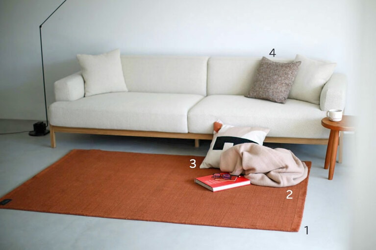 1：LOKE ラグ H200×W140cm 59,400円／ファビュラ(アクタス) 
2：ブランケット H180×W130cm 13,200円／ヘイ(ヘイトウキョウ) 
3：DECK ARTクッションカバー H45×W45cm 5,280円、クッション中材 H45×W45cm 2,310円／アクタス 
4：クッション ソナー3 H45×W45cm 28,600円／クヴァドラ/ラフ･シモンズ