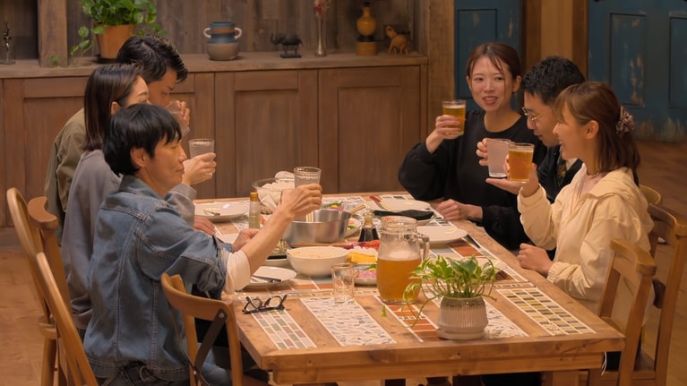 食卓を囲む住人たち（Netflix公式「X」より）。