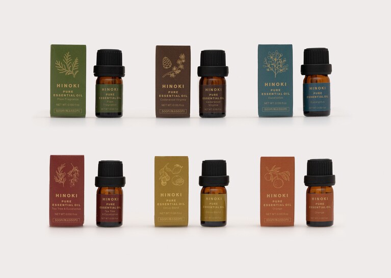 ヒノキピュアエッセンシャルオイルは、プレーン、ユーカリ、シトラスブレンド、オレンジ、ティートゥリー＆ユーカリ、シダーウッドヴァージニアの全6種類の香りを展開。各550円。