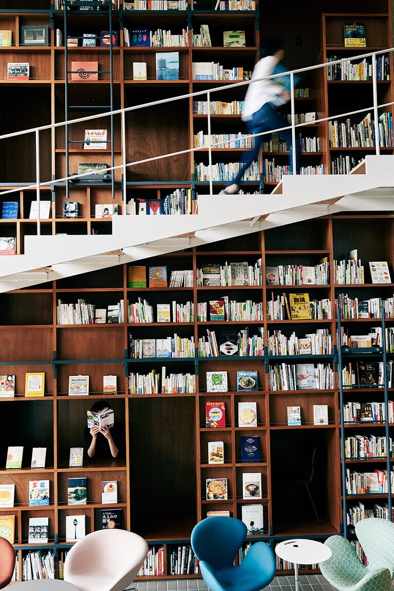 メインロビーにそびえる本の壁。本棚の中に入ることもできるんです。