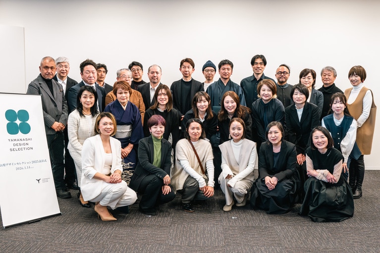 「山梨デザインセレクション」の選考委員、受賞した事業者、デザイナーのみなさん。