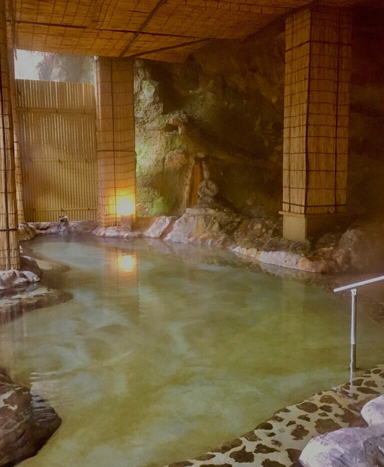 山の宿 新明館［熊本／黒川温泉］露天風呂「岩戸風呂」。