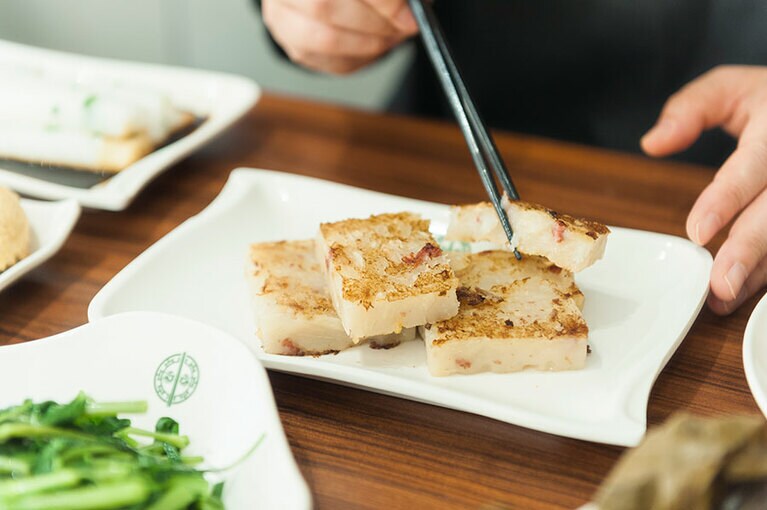 お箸でさくっと切れる大根餅。