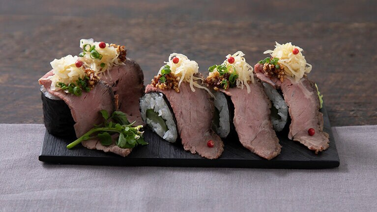 築地竹若(エキュート品川)「ローストビーフ太巻き」 1パック5個入1,350円。