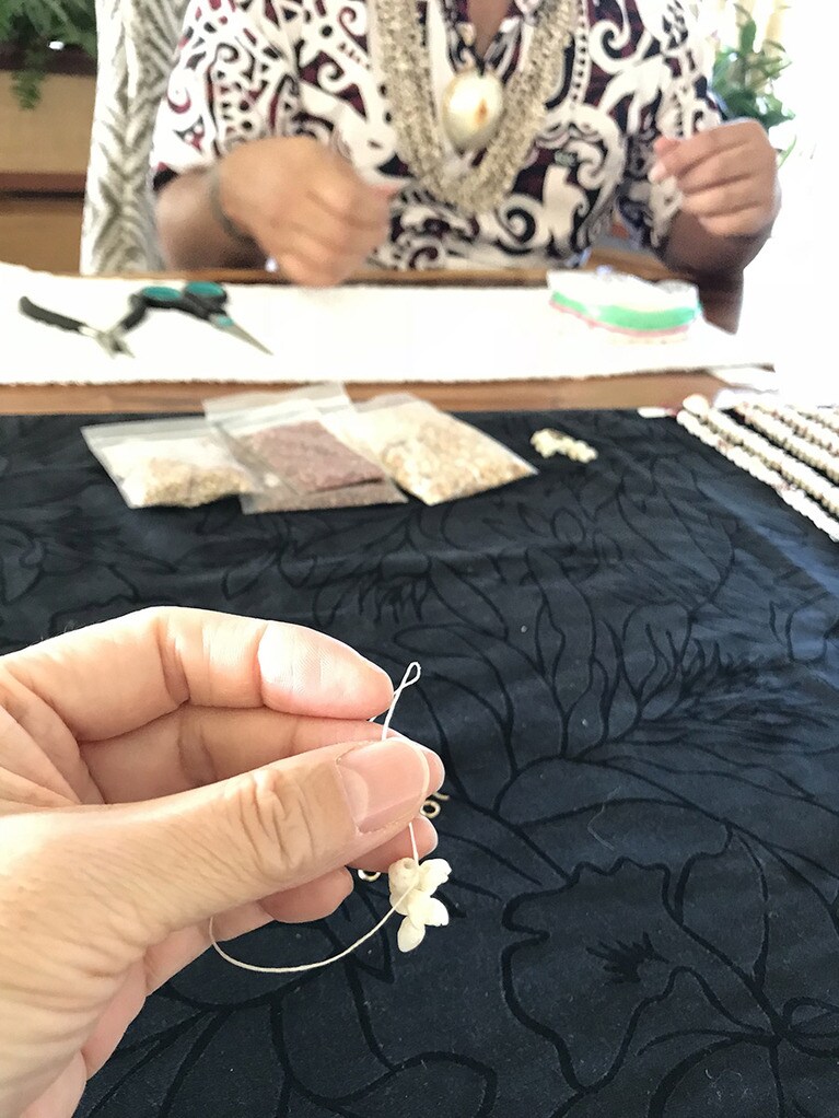 貝殻をひとつ通して、テグスを結んで、を繰り返していく。