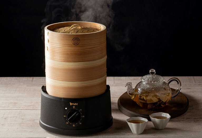 スマートなデザインのTEGARU＝SEIRO9,800円。蒸し器にはステンレス製などいろいろなタイプがありますが、木製のせいろは雰囲気があっていいですね。