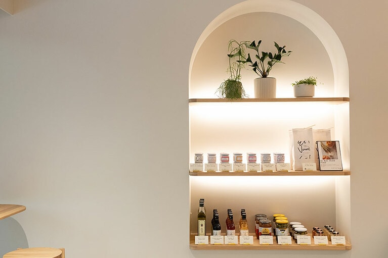 オリジナルブレンド小麦粉「Et Nunc ブレンド」も販売（1,080円）。フランスのビオのコンフィチュールなど、選りすぐりのパンのお供も並ぶ。