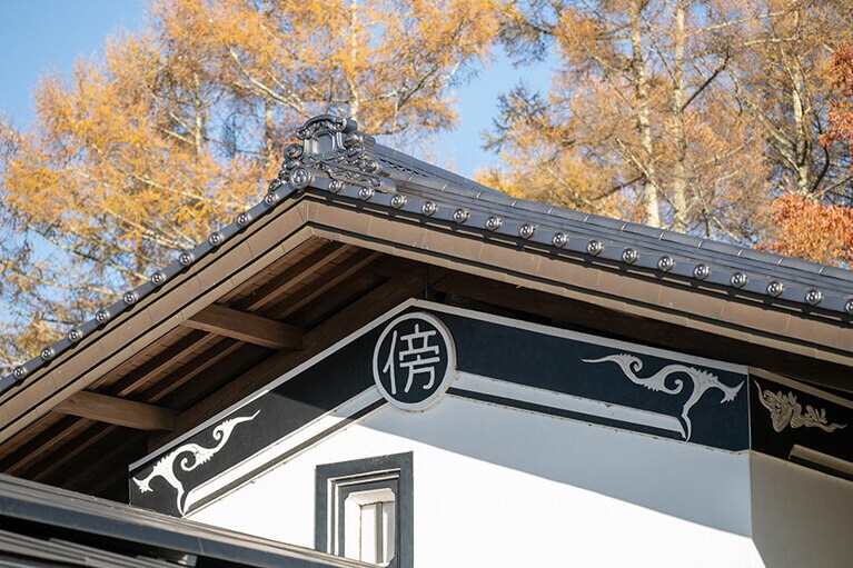 店舗の隣には、傍のシンボルである築150年の立派な蔵が建つ。もともとは骨組みだけだったが職人が7～8年かけて現在の姿に直したそう。今後は蔵のスペースを活かし、地域の子どもたちを招いてさまざまなワークショップやイベントを開催する予定だ。