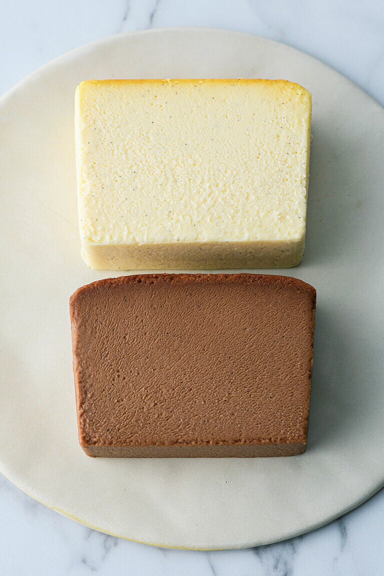チーズテリーヌ(1個 800円、6個入り箱 3,800円)、ショコラチーズテリーヌ［季節限定］(1個 900円、6個入り箱 4,500円)／h.u.g-flower